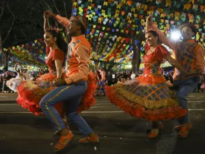 Brasil promociona las Fiestas Juninas con una intervención cultural en el Obelisco