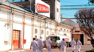 Dulce por fuera, amargo por dentro: Georgalos suspendió a 80 trabajadores mientras produce en China