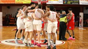 Triples y oficio para ganar: Provincial no jugó bien, pero sigue en lo más alto de la Conferencia Sur