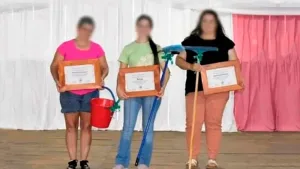 Repudiable: justo en el 8M, un intendente de Misiones organizó un festejo por el Día de la Mujer con objetos de limpieza como "premios"