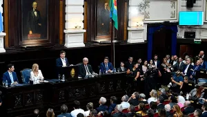 Golpe político y guiño electoral: Kicillof abre sesiones apuntando a Milei