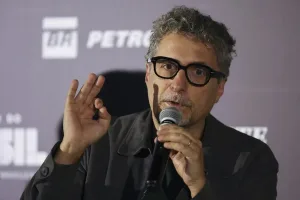 Kleber Mendonça Filho, director de “El agente secreto”, advirtió sobre el peligro de romantizar las dictaduras