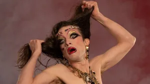 Llega a Rosario “Le Frigó”, la obra teatral de Copi estrenada en los 80, con la elogiada actuación de Manu Fanego