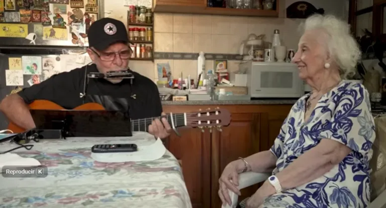 León Gieco cantó “La Memoria”, dedicada a Estela de Carlotto, a horas de que se cumplan 50 años del golpe del 76