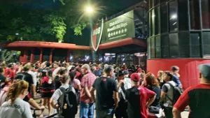 Bronca y reclamo: los hinchas de Newell's se convocaron en la puerta del Coloso para pedir la renuncia de Boero