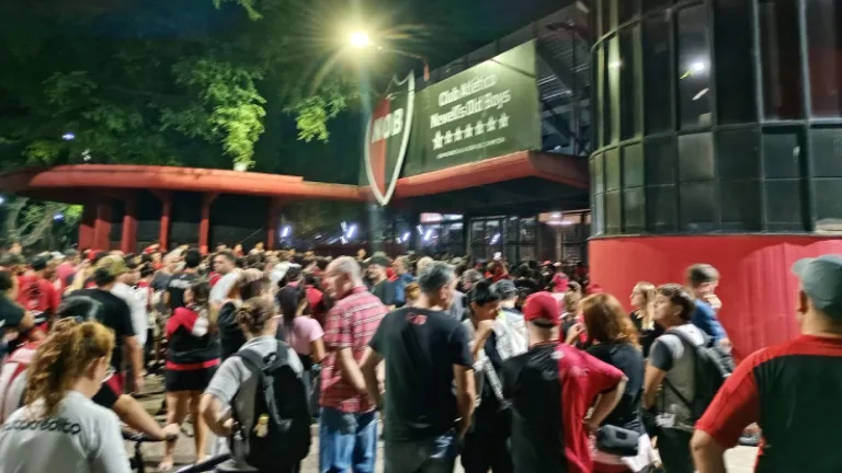Bronca y reclamo: los hinchas de Newell's se convocaron en la puerta del Coloso para pedir la renuncia de Boero