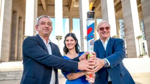 Javkin, Rosario 2022 le entregó el Fuego Suramericano a Panamá 2026