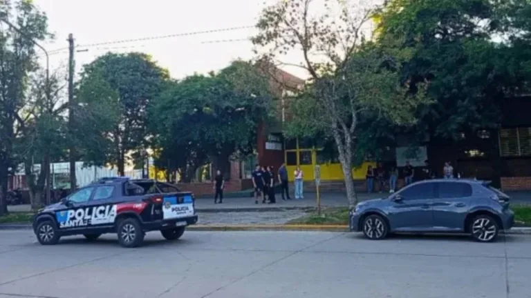 Santa Fe: un alumno fue armado al colegio, comenzó a disparar mientras izaban la bandera y mató a un compañero