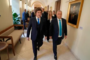 Milei fue a Hungría para otro viaje ideológico: lo recibió el primer ministro Orban y participa de reunión ultra conservadora de la CPAC