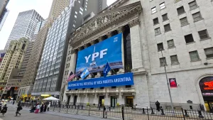 Las acciones de YPF escalaron tras el fallo favorable en Nueva York, pero el riesgo país sigue disparado