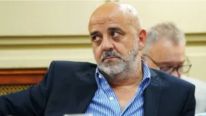 Denuncian persecución laboral y política