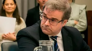 Qué idioma caro es el inglés: denuncian otro contrato, esta vez firmado por un funcionario de Caputo, por us$900 mil