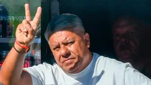 Chiqui Tapia haciendo la V con los dedos en gesto de victoria