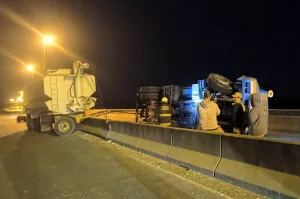 Volcó un camión cisterna en el puente Rosario- Victoria