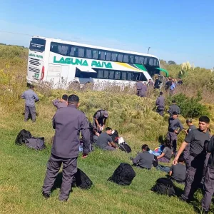 Reportan dos muertos tras choque de colectivo y auto en la autopista a Santa Fe