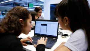Chicas estudiando en la computadora