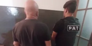 Confundió un control con una multa, atropelló a un agente y quedó detenido