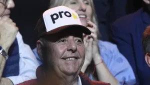 Sin banca pero con sueldo: Alfredo De Ángeli seguirá cobrando 3 millones del Senado