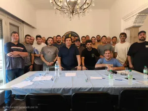 miembros del sindicato de aceiteros posan para una foto