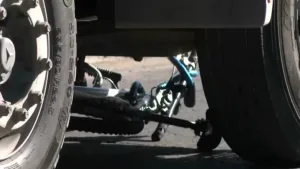 Una ciclista quedó gravemente herida tras ser atropellada por un camión en la zona sudoeste