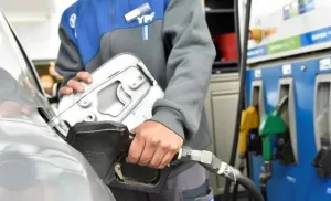 No robarás: el surtidor se encarga solo, la nafta súper arriba de $2.000
