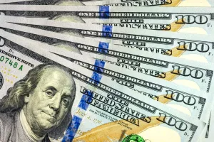 El dólar oficial se desploma y perfora los $1.400