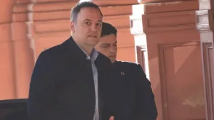 Con la tuya: Adorni compró un departamento por 230.000 dólares apenas dos semanas después de su ascenso como jefe de Gabinete