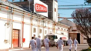 Dulce por fuera, amargo por dentro: Georgalos suspendió a 80 trabajadores mientras produce en China