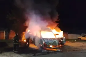 Noche de fuego: múltiples vehículos incendiados en Rosario