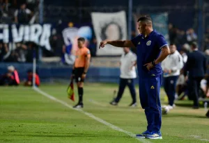 Jorge Almirón debe encontrar rápido una solución cuando Ángel Di María no se encuentre disponible