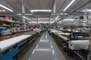 La empresa textil de la familia Awada, en crisis por la apertura de importaciones y la baja del consumo