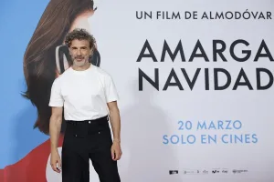 Pedro Almdóvar, desnudo, expuesto y sin red, en “Amarga Navidad”, que este viernes se estrena en España    