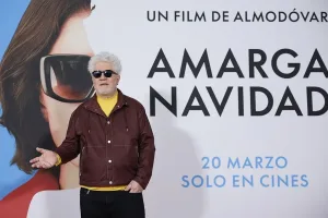 Pedro Almdóvar, desnudo, expuesto y sin red, en “Amarga Navidad”, que este viernes se estrena en España    