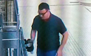 El cuento del tío versión 2.0: le robó 400.000 dólares a una jubilada y se fugó en monopatín