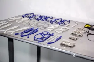 Menos tapitas plásticas para contaminar océanos: con 12 recicladas se hace un armazón de anteojos gratuita