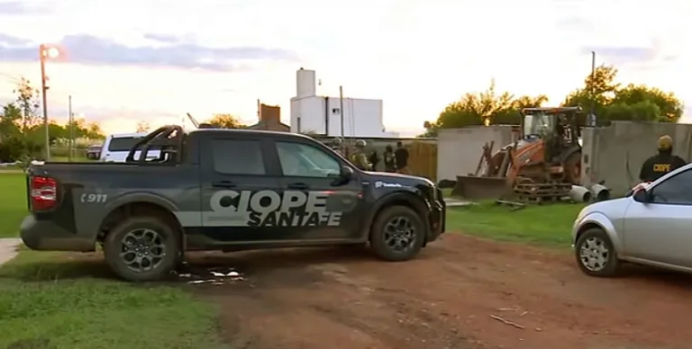 Encontraron un arsenal enterrado dentro de barriles en un terreno tapiado de Roldán