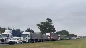 Dos choques en la autopista Rosario- Buenos Aires: seis camiones involucrados, un muerto y heridos