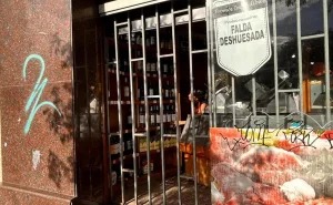 Prioridades delictivas: se robaron 40 botellas de vino en una fiambrería y dejaron todo lo demás