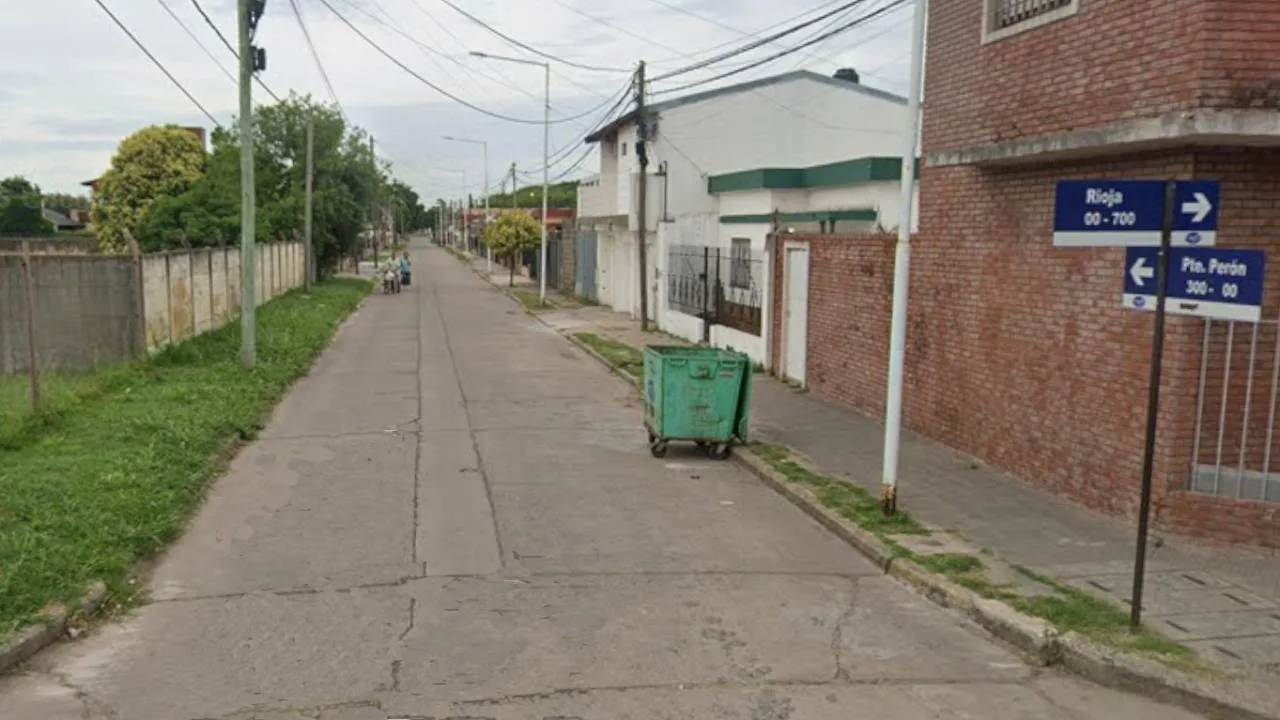 La cuadra de presidente domingo perón al 300 donde fue atacado a balazos este viernes el joven de 26 años. 