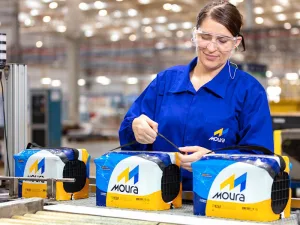 operaria en la linea de producción de una fábrica de baterías