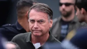 El ex presidente de Brasil Jair Bolsonaro sigue en terapia intensiva, pero muestra una leve mejoría en su función renal