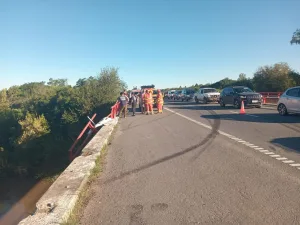 Impactante siniestro en la autopista a Santa Fe: un camión cayó al Río Carcarañá y el chofer se salvó al salir por la ventanilla