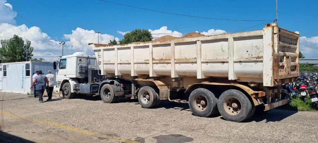 Tres camiones llenaron de tierra un sector de la Circunvalación, las cámaras municipales los tomaron y terminaron en el corralón
