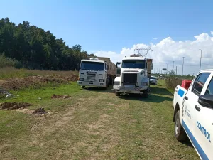 Tres camiones llenaron de tierra un sector de la Circunvalación, las cámaras municipales los tomaron y terminaron en el corralón