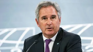 Un funcionario de Milei se lastimó jugando al fútbol y se burló de los trabajadores: "Fue antes de la Reforma Laboral"