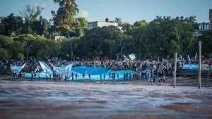 Masiva bienvenida en Rosario a la épica travesía náutica “Salvemos el Paraná y sus humedales”