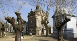 Escándalo en Cañuelas: un policía fue filmado mientras tenía sexo en un cementerio