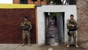 Fachada del ingreso al búnker de Chacabuco 4148, conocido como "el pasillo", durante uno de los allanamientos realizados por las fuerzas federales en barrio Tablada.