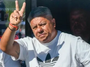 chiqui tapia haciendo la V con los dedos en gesto de victoria