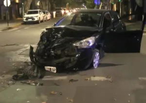 Accidente de tránsito: un auto y un colectivo chocaron en el centro rosarino